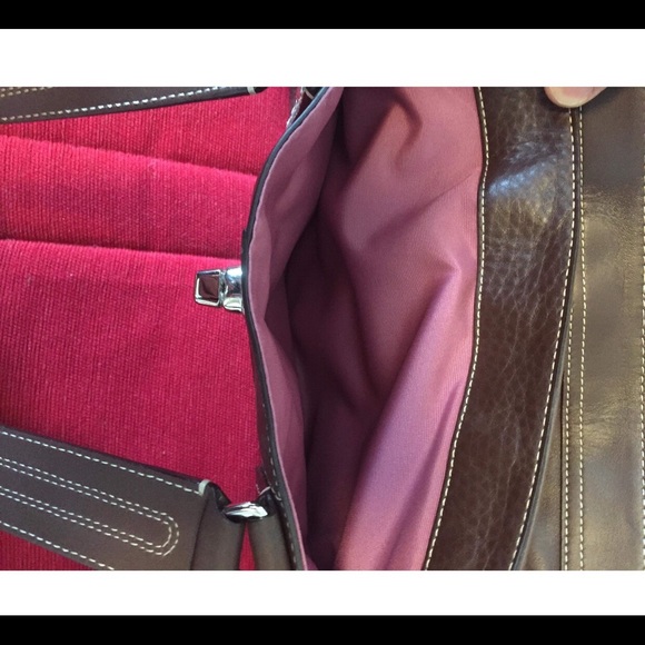 New Coach handbag in brown color. - Picture 3 of 3